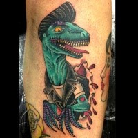Oldschool Stil farbiges Bein Tattoo mit Elvis wie Dinosaurier