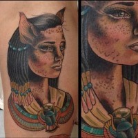 Tatuaje  de mujer egipcia extraordinaria con collar magnífico