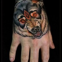 Tatuaje en la mano,  lobo demoniaco multicolor, estilo old school