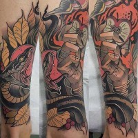 Oldschool Stil mystische Hand mit Apfelhälfte gefärbtes Tattoo am Bein  mit bösen Schlange gefärbt