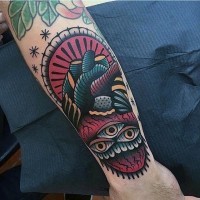 Oldschool Stil gefärbtes mystisches menschliches Herz Tattoo am Unterarm