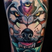 Oldschool Stil gefärbter mystischer Wolf mit Pyramide und Auge Tattoo