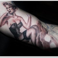 Oldschool Stil farbiges nacktes sexy Mädchen Tattoo am Arm