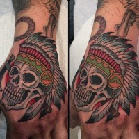 Tatuaje en la mano,  cráneo indio de estilo old school