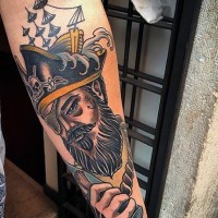 vecchia scuola stilizzato vecchio pirata tatuaggio su braccio