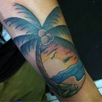 Tatuaje en el antebrazo, árbol de coco en la playa, old school