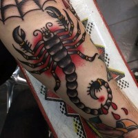 Oldschool Stil gefärbtes Skorpion Tattoo am Bein