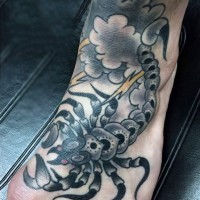 Tatuaje en el pie, escorpión exclusivo old school negro blanco