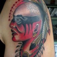 Tatuaje en el brazo,
indio calvo con collar único