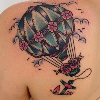 Oldschool Stil farbiges Schulter Tattoo von Seil Ballon  mit Blumen und Anker