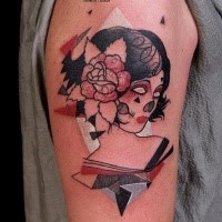 Oldschool Stil gefärbtes Schulter Tattoo mit Gesicht der Frau und Rosenblüten
