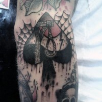 Tatuaje en el antebrazo, pica decorada con horca, estilo old school