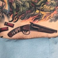 Oldschool Stil farbiges Tattoo mit altem Gewehr mit Kugeln