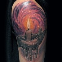 El estilo de la vieja escuela coloreó el tatuaje del brazo superior de la mano sosteniendo la vela que se derrite