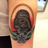 Tatuaje en el antebrazo, retrato de Darth Vader decorado con flor, estilo old school