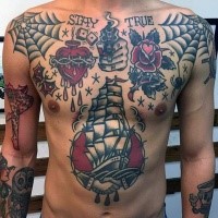 Oldschool Stil farbiges Tattoo an ganzer Brust mit verschiedenen Bildern und Beschriftung
