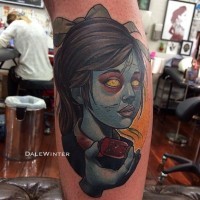 Tatuaje en la pierna, chica zombi de color azul, estilo old school