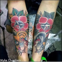 Oldschool Stil bunter Tiger und schwarzer Panther Tattoo an Unterarmen mit Blumen