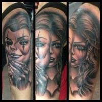 Oldschool Stil nett aussehendes farbiges Schulter Tattoo mit Porträt der Maske Frau