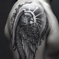 Tatuaje en el brazo, águila bonita negra blanco