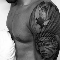 Oldschool Stil detaillierte schwarze und weiße indische Frau Tattoo an der Schulter mit Adler