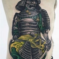 Tatuaje en el costado, guerrero samurái simple en estilo 
old school