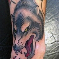 Oldschool Stil Unterarm Tattoo mit bösem Wolf