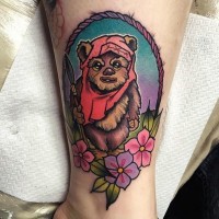 Oldschool Stil lustiges buntes Ewok Porträt Tattoo mit Blumen