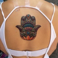 Tatuaje en la espalda, jamsa fascinante abigarrada
