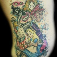 Tatuaje multicolor en el costado, 
varios personajes adorables Alicia en el país de las Maravillas