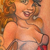 Oldschool Stil mehrfarbiges sexy Pin Up Mädchen Tattoo am Bein
