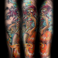 Tatuaje multicolor en el brazo, sirena aterradora con calabazas y cráneo