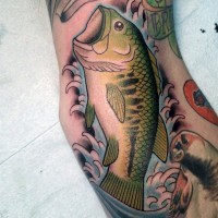 vecchia scuola stile dipinto colorato pesce tatuaggio su braccio