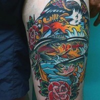 vecchia scuola stile dipinto colorato pesce tatuaggio su coscia