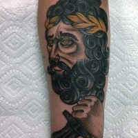 Tatuaje en el antebrazo, hombreextraño con daga, estilo old school