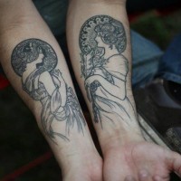 vecchia scuola stile dipinto nero e bianco piccola donna tatuaggio su due braccia