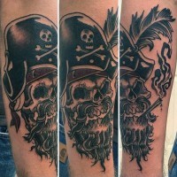 vecchia scuola stile dipinto nero e bianco scheletro pirata tatuaggio su braccio