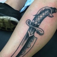 vecchia scuola stile dipinto nero e bianco piccolo coltello tatuaggio su gamba