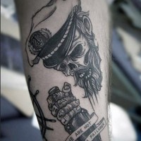 vecchia scuola stile zombie marinaio con bottiglia e lettere tatuaggio su braccio