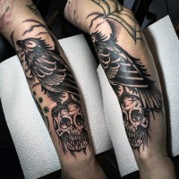 Tatuaje en el antebrazo,
cráneo humano y cuervo en estilo old school