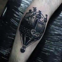 Tatuaje en la pierna, dibujo surrealista con globo aerostático decorado con barco con castillo