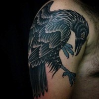 vecchia scuola stile dipinto colorato grande corvo tatuaggio su spalla