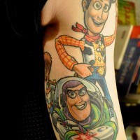 Oldschool Stil farbiges Schulter Tattoo mit Helden aus Toy Story Cartoon