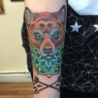 Tatuaje en el antebrazo,
zorro severo con mandala de colores y flechas