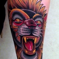 Tatuaggio dettagliato testa di leone ruggente stile vecchia scuola