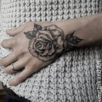 Tatuaje en la mano,  rosa elegante en colores negro blanco