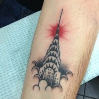 Oldschool Stil kleines farbiges Unterarm Tattoo mit Empire State Building