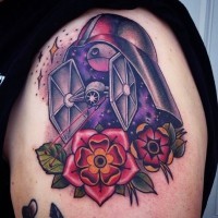 Tatuaje en el hombro, casco de Darth Vader con flores y nave, estilo old school