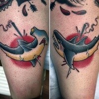 Oldschool Stil Oberschenkel Tattoo mit verschiedenen Haie auf Harpunen