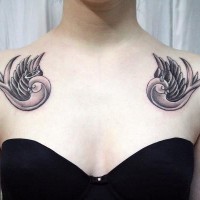 Tattoo in altschulischem Stil von Schwalben  auf der Brust